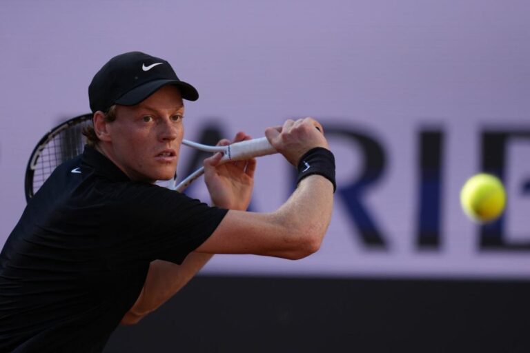 Sinner colpisce la pallina in campo