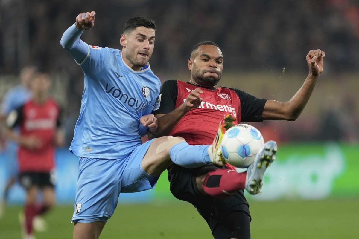 Jonathan Tah in azione col Bayer Leverkusen
