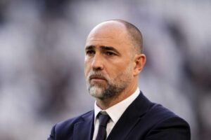 Tudor osserva pensieroso a bordo campo