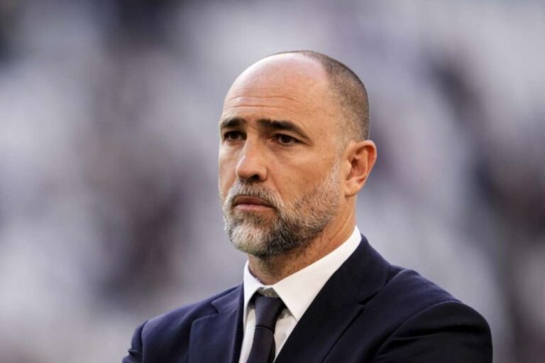 Tudor osserva pensieroso a bordo campo