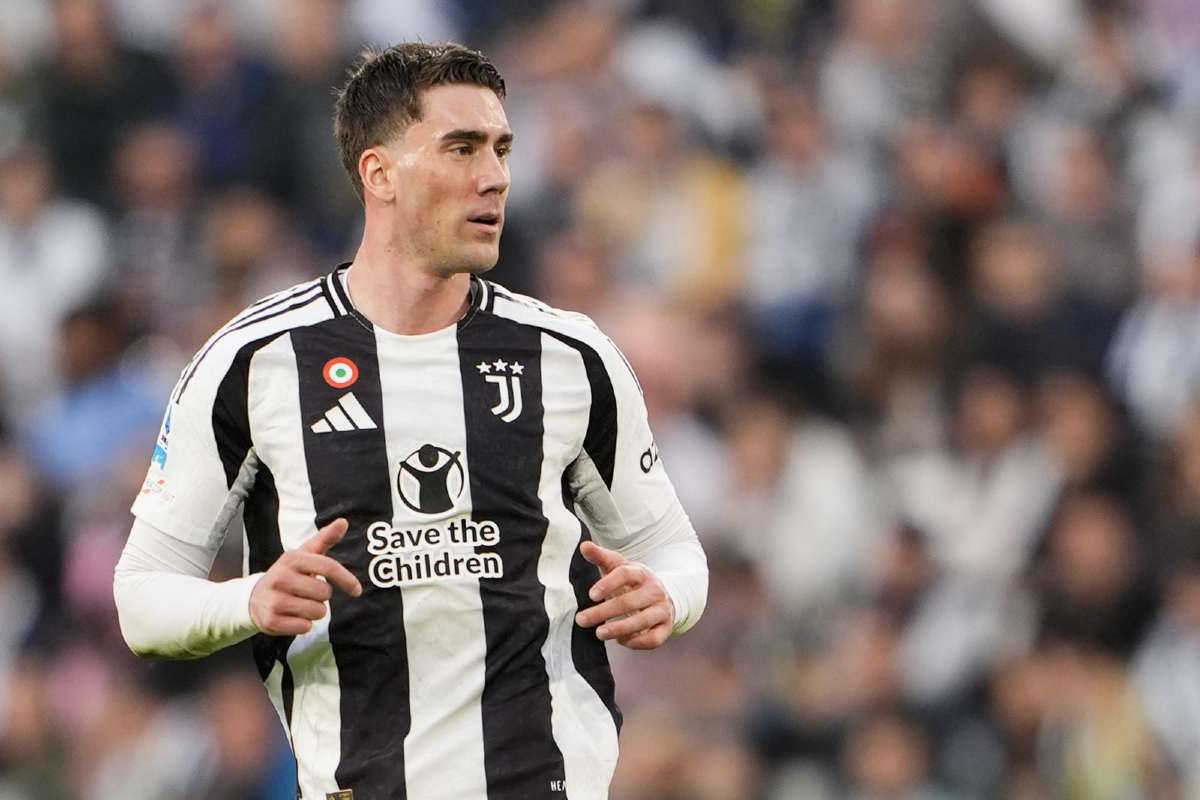 Vlahovic durante un'azione di gioco