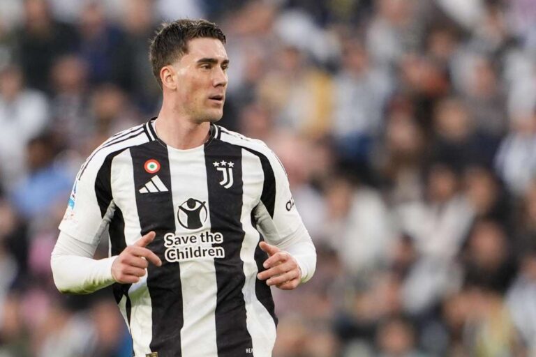 Vlahovic in azione con la maglia della Juventus