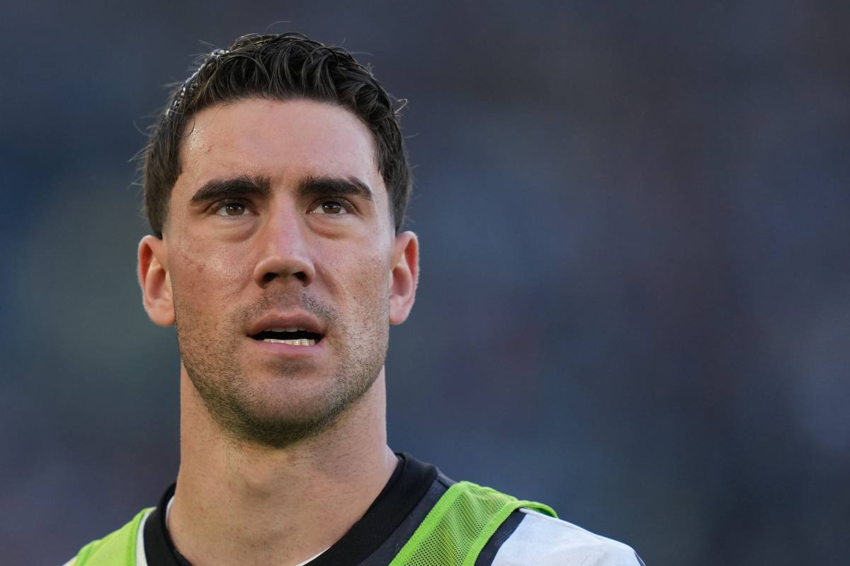Vlahovic sostituito da Abraham, ribaltone Juve: bonifico per la Roma Vlahovic sostituito da Abraham, ribaltone Juve: bonifico per la Roma