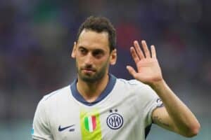 Calhanoglu saluta con la mano