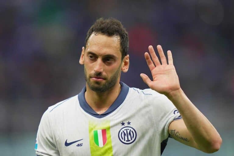 Calhanoglu saluta con la mano