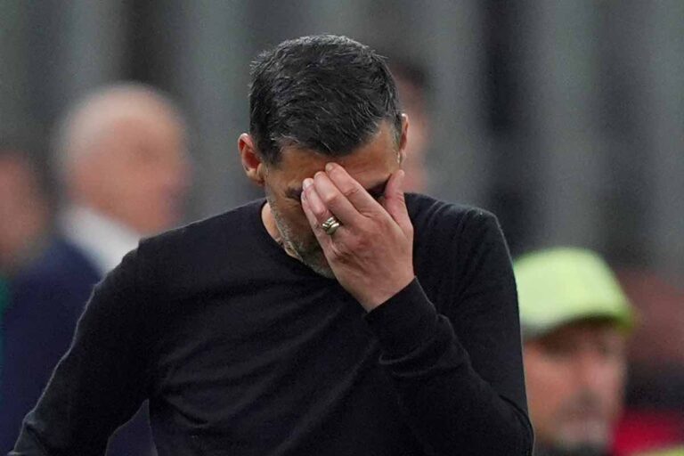 Conceicao disperato con le mani sul volto