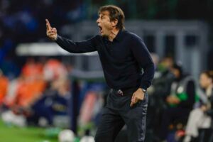 Antonio Conte dà indicazioni dalla panchina