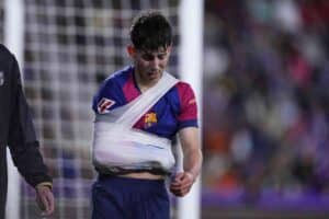 Dani Rodriguez esce dal campo per un infortunio alla spalla