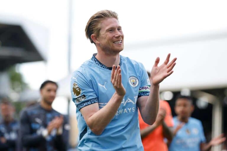 De Bruyne applaude