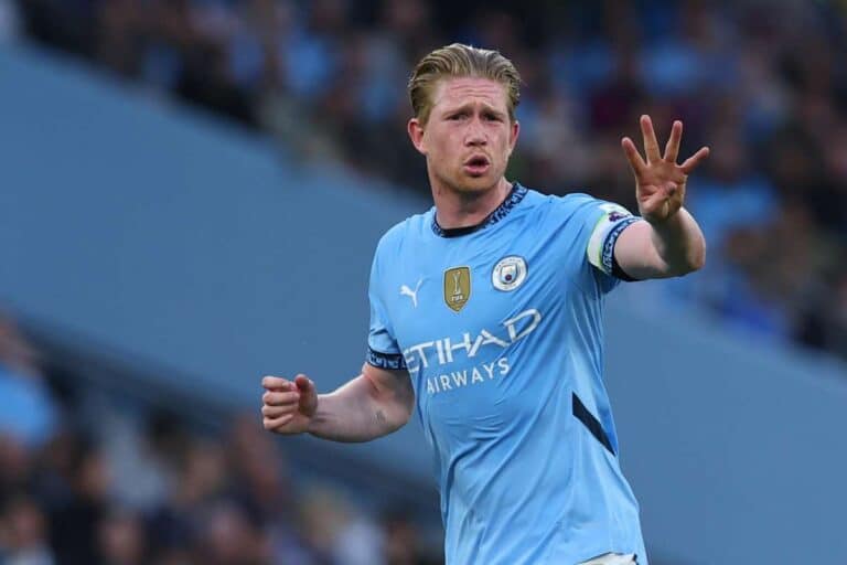 De Bruyne fa il segno del numero 4