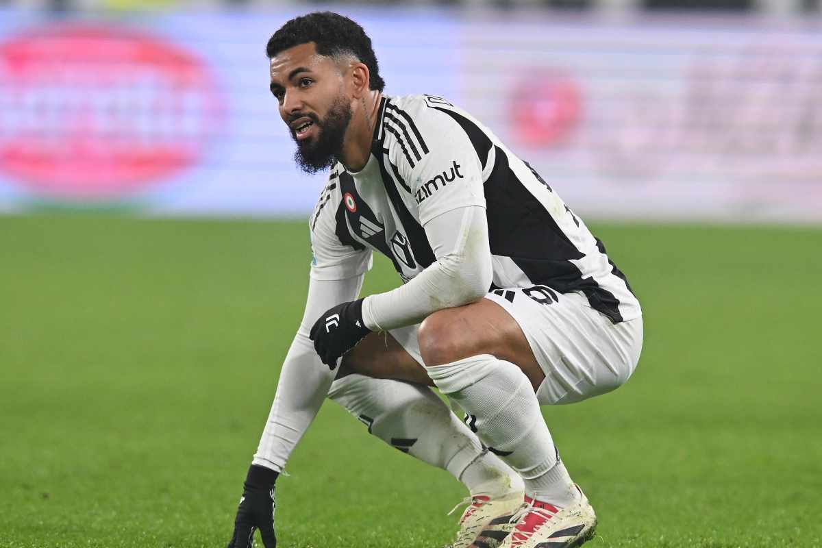 Douglas Luiz acciaccato in mezzo al campo