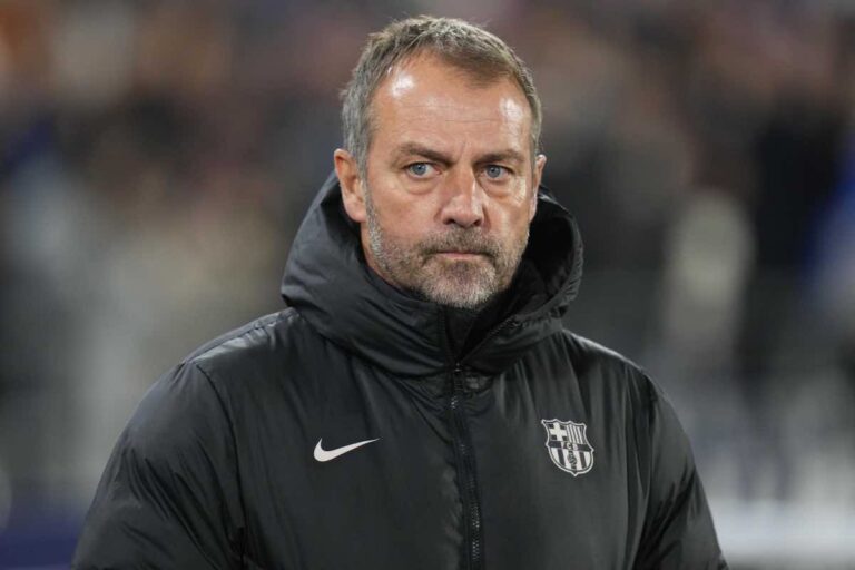 Hansi Flick con il giubbotto del Barcellona