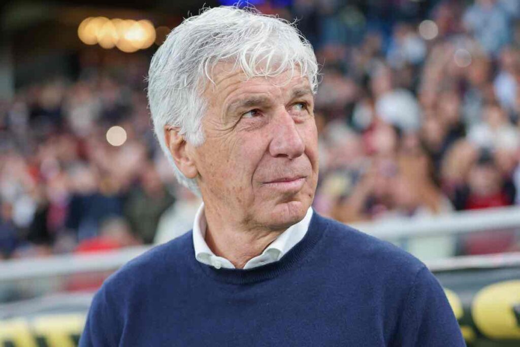 Gasperini osserva da bordo campo