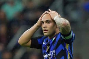 Lautaro Martinez con le mani nei capelli
