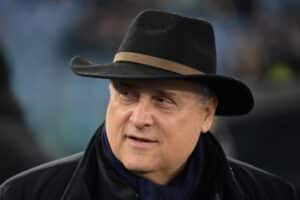Lotito osserva con il cappello in testa