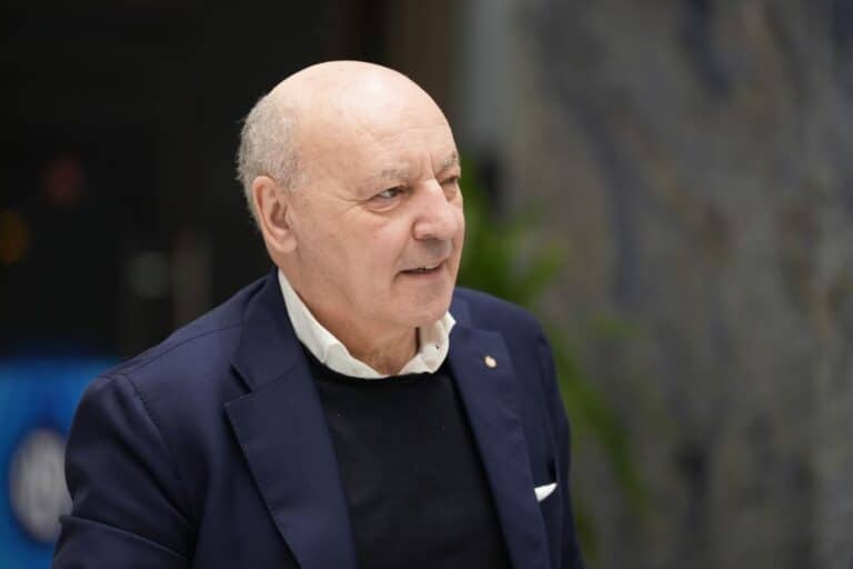 Marotta osserva in piedi