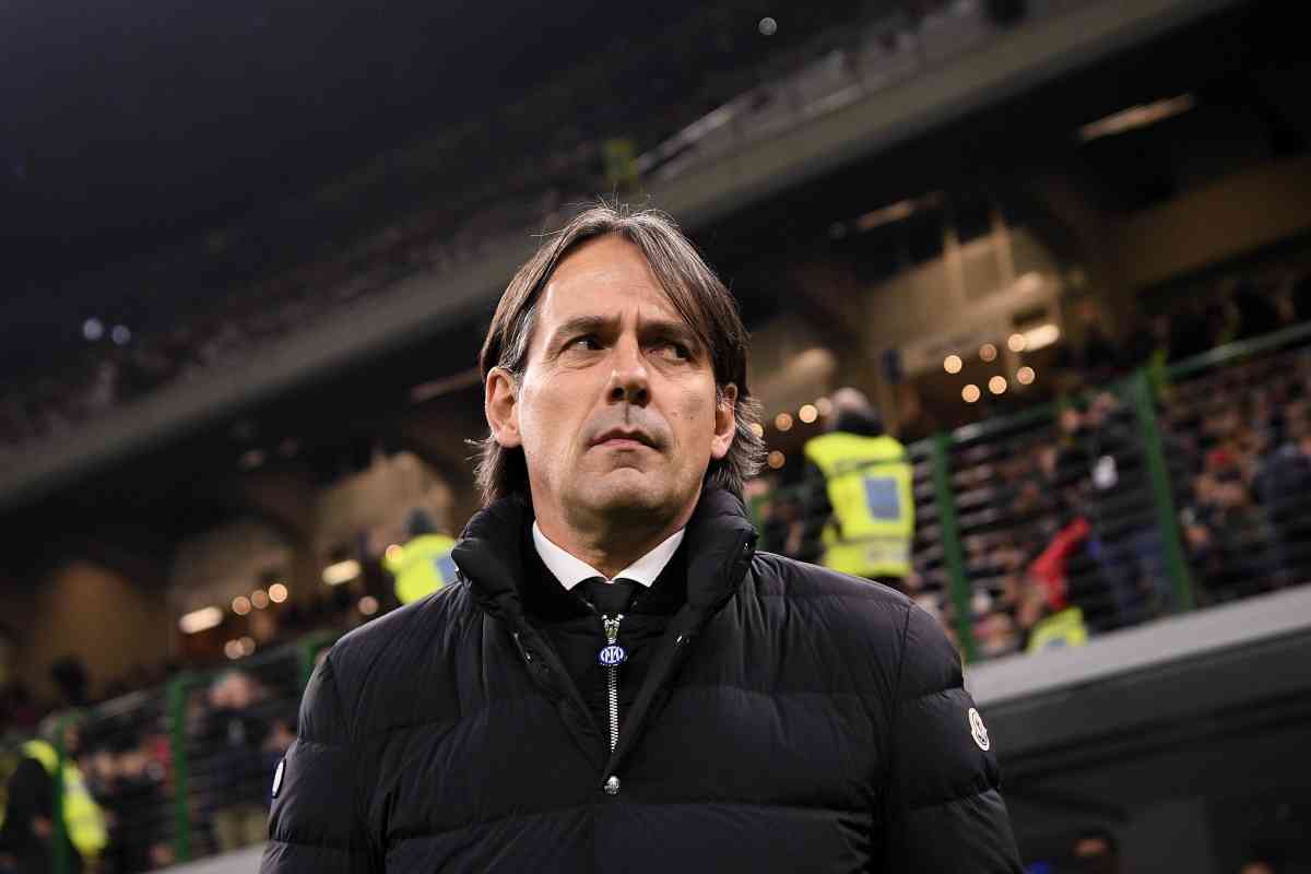 Inzaghi osserva preoccupato a bordo campo