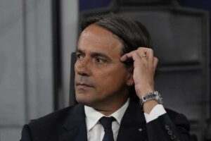 Inzaghi osserva pensieroso seduto in panchina
