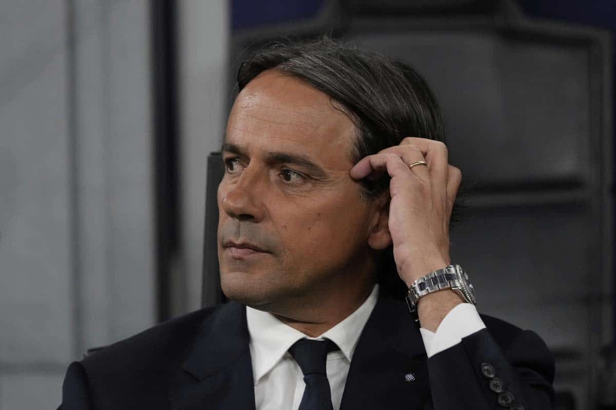 Inzaghi osserva pensieroso seduto in panchina