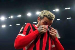Theo Hernandez bacia la maglia