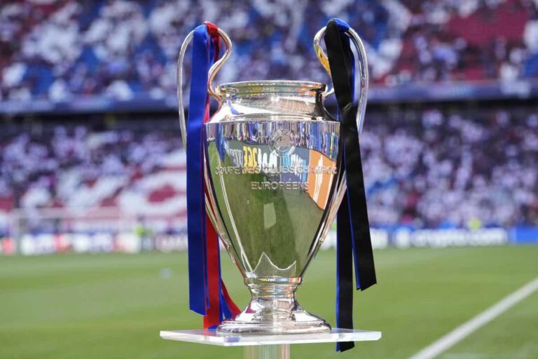 Trofeo della Champions League prima della finale