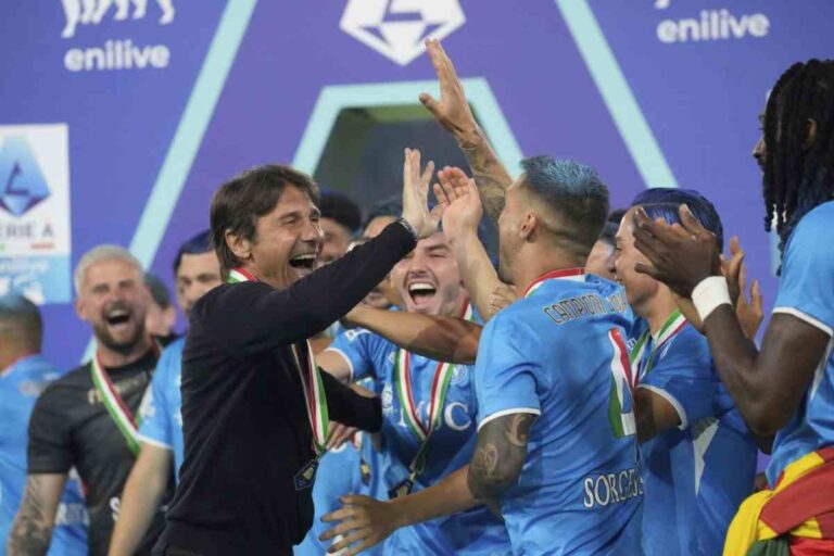 Conte esulta con i giocatori