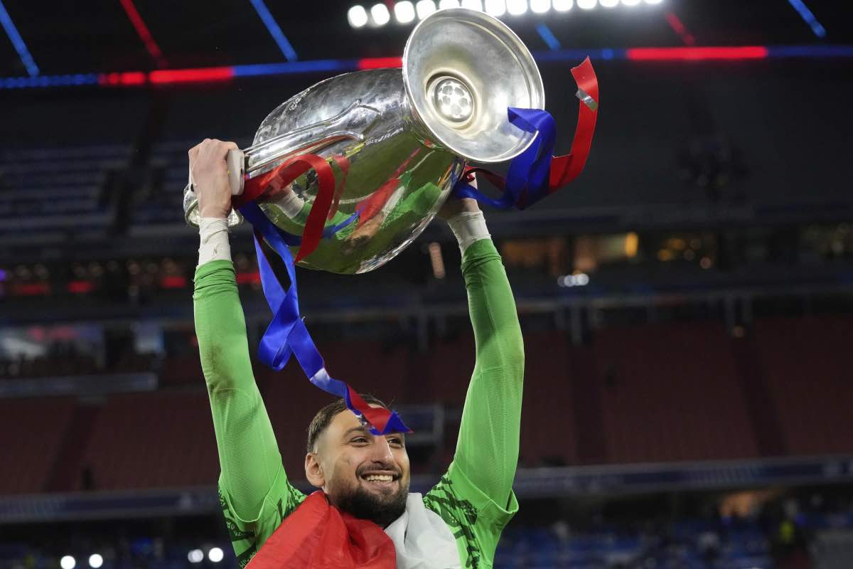 Donnarumma con il trofeo della Champions League