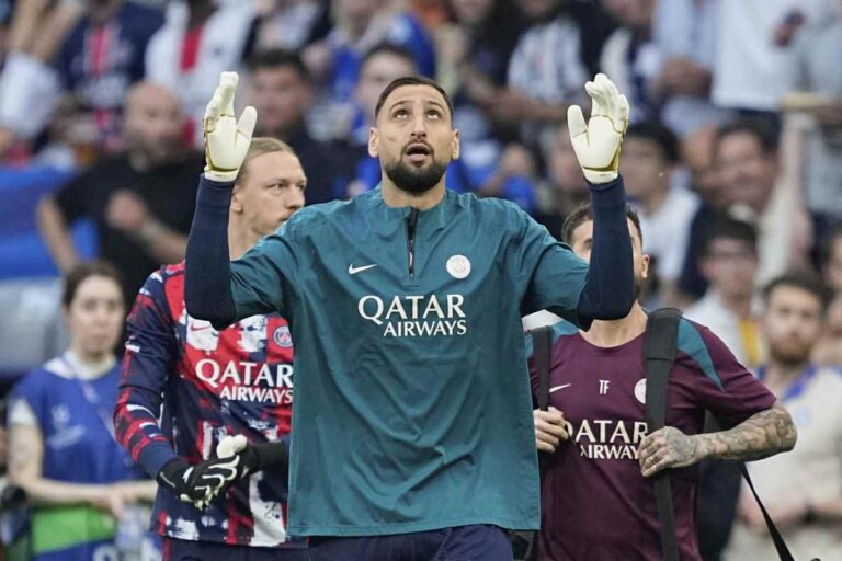 Donnarumma alza gli occhi al cielo