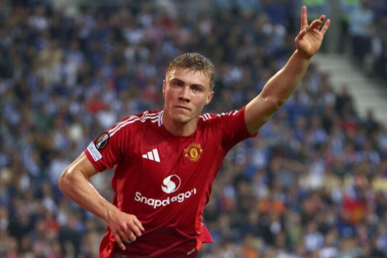 Rasmus Hojlund in campo