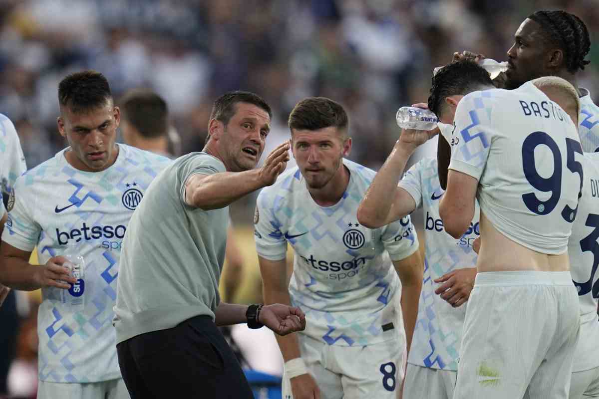 Giocatori Inter in campo con Chivu
