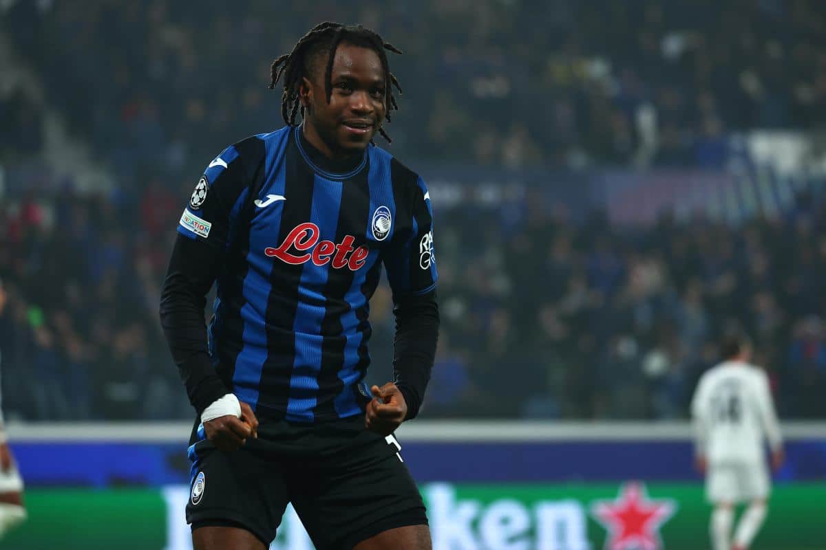Lookman in azione con la maglia dell'Atalanta