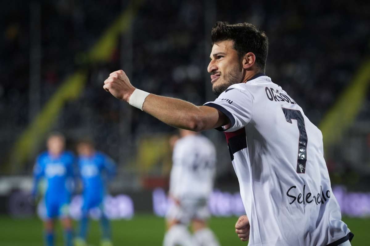 Orsolini festeggia dopo un gol
