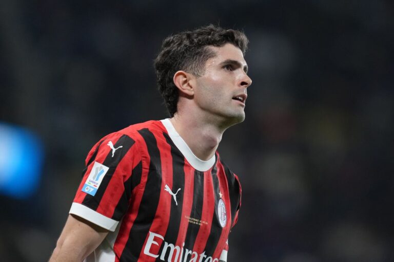 Christian Pulisic osserva