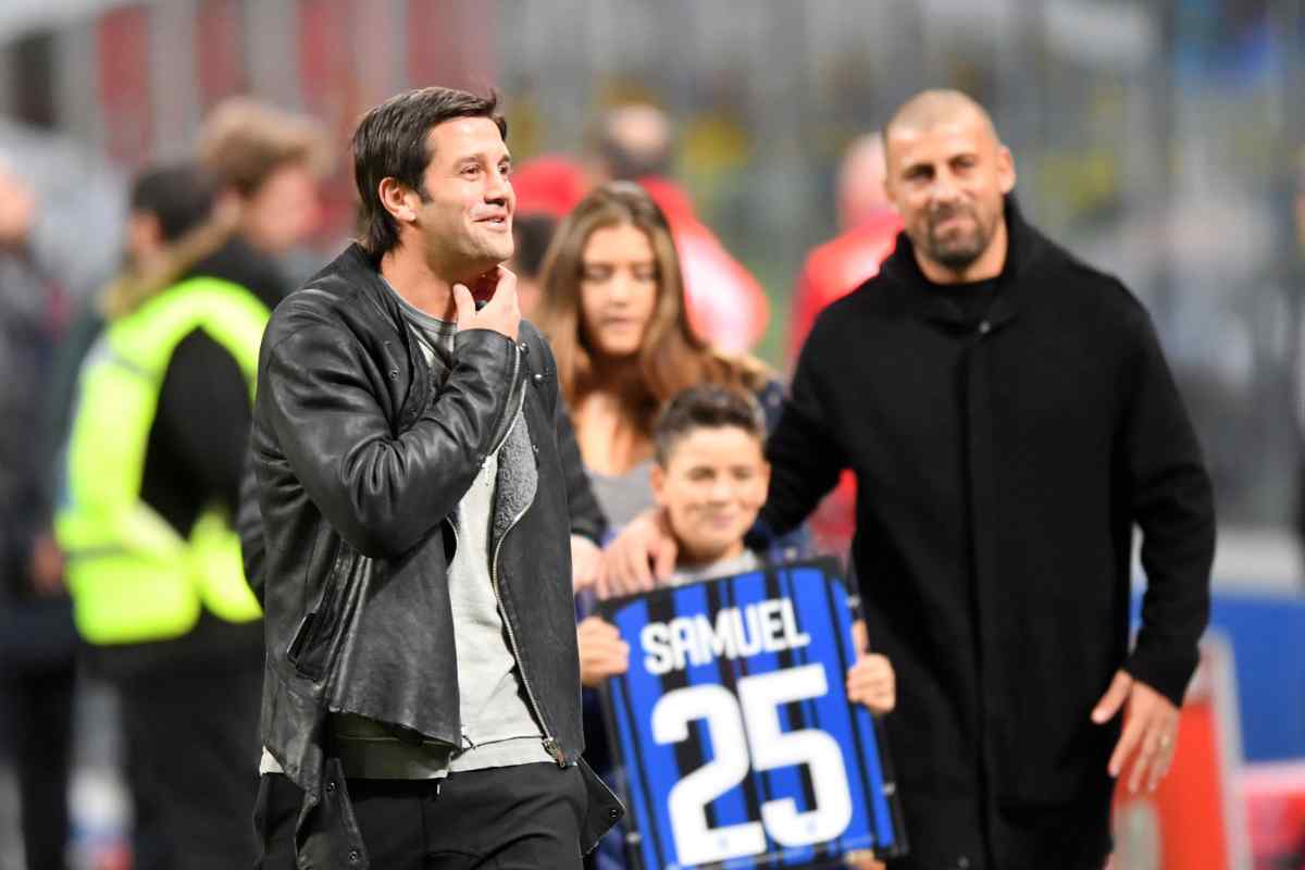 Samuel e Chivu a bordocampo