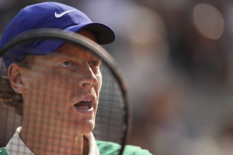 Sinner con la racchetta in mano