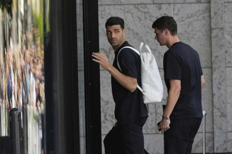 Taremi con lo zaino sulle spalle