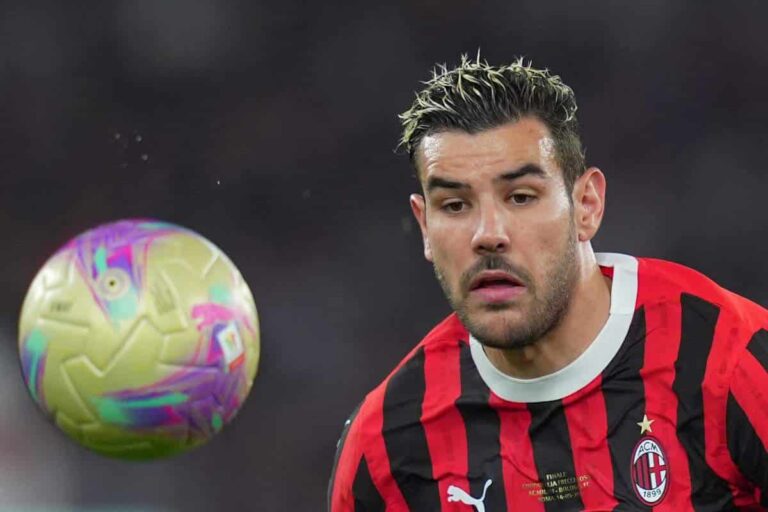 Theo Hernandez in azione con la maglia del Milan