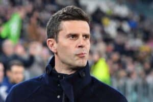 Thiago Motta osserva pensieroso in panchina