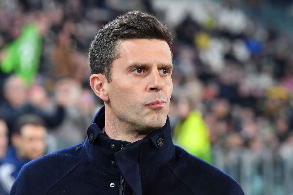 Thiago Motta osserva pensieroso in panchina