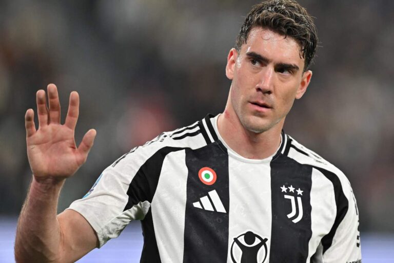 Dusan Vlahovic saluta