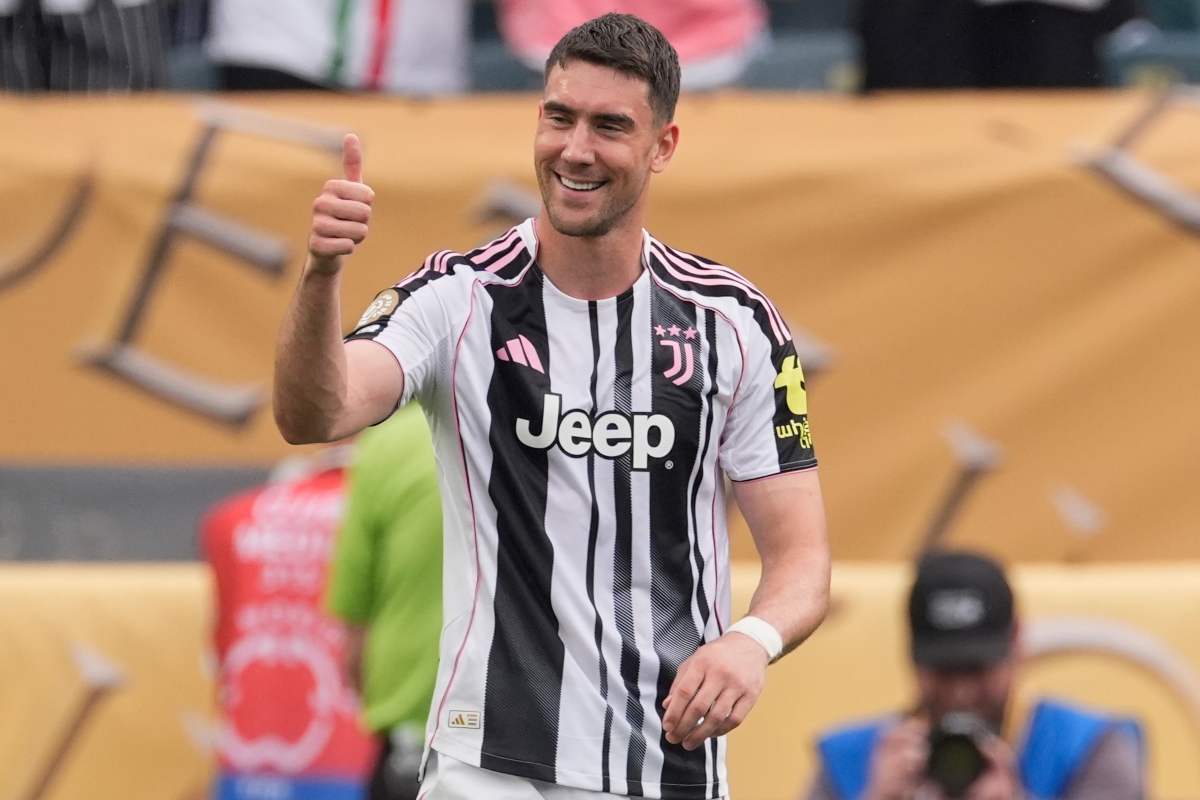 Dusan Vlahovic esulta in campo