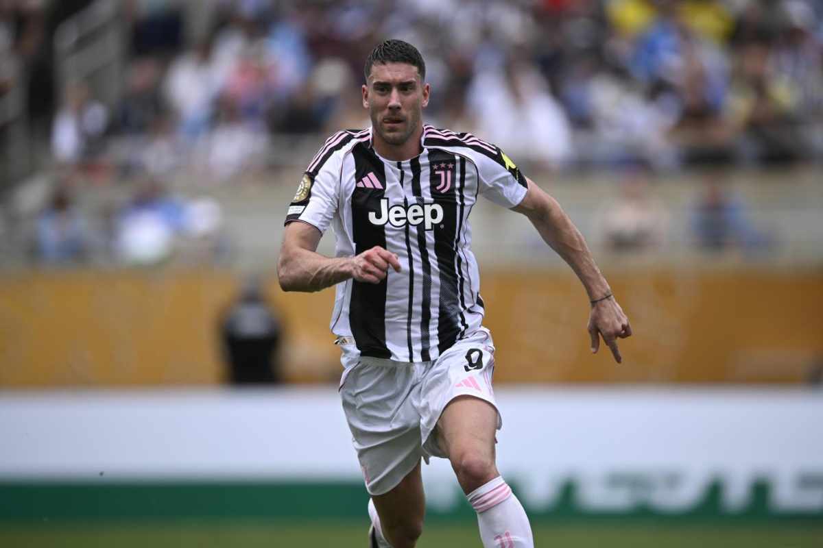 Vlahovic corre in campo