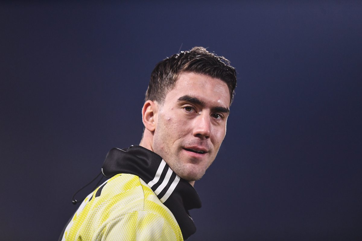 Vlahovic sorride durante le fasi di riscaldamento