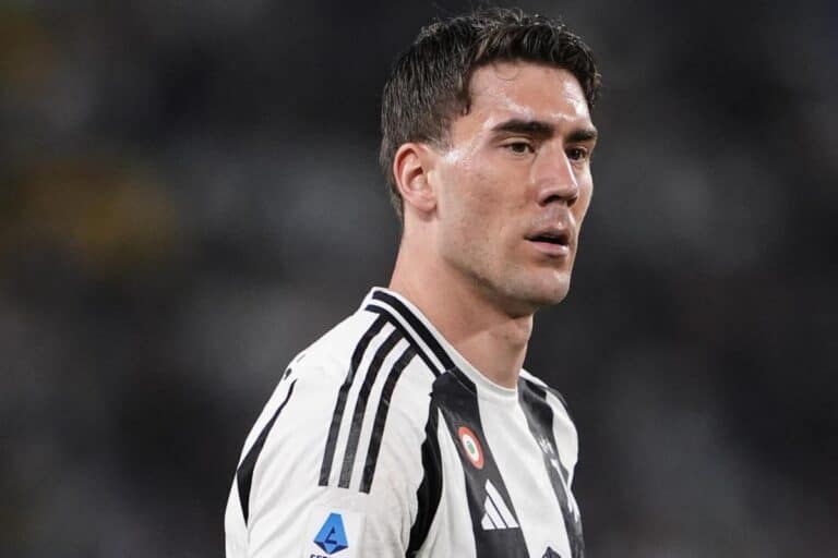 Vlahovic in azione con la maglia della Juventus