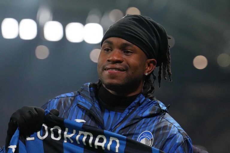 Lookman sorride nel pre partita con la maglia dell'Atalanta