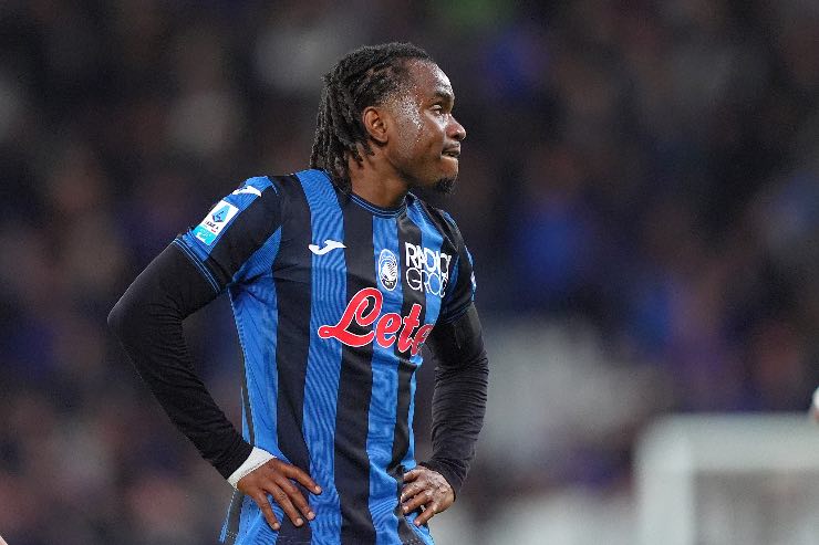 Lookman osserva in campo