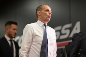 Massimiliano Allegri cammina