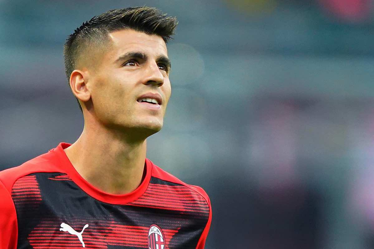 Morata durante le fasi di riscaldamento con la maglia del Milan
