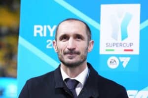 Chiellini osserva in piedi