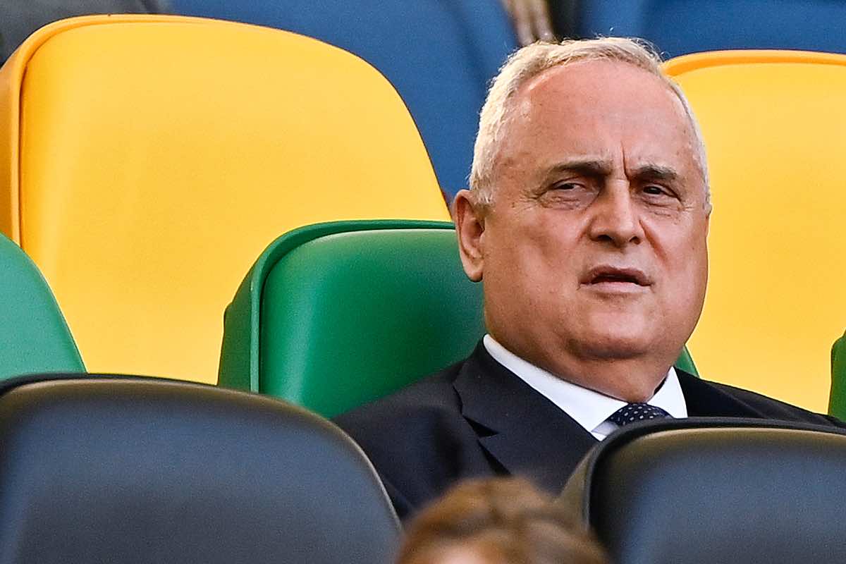 Claudio Lotito seduto in tribuna all'Olimpico